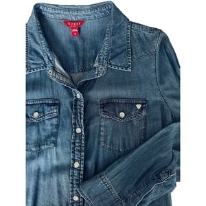 Guess Pearl Snap Up Denim Top Sz Medium Collared Western Cowgirl Fitted Chambray